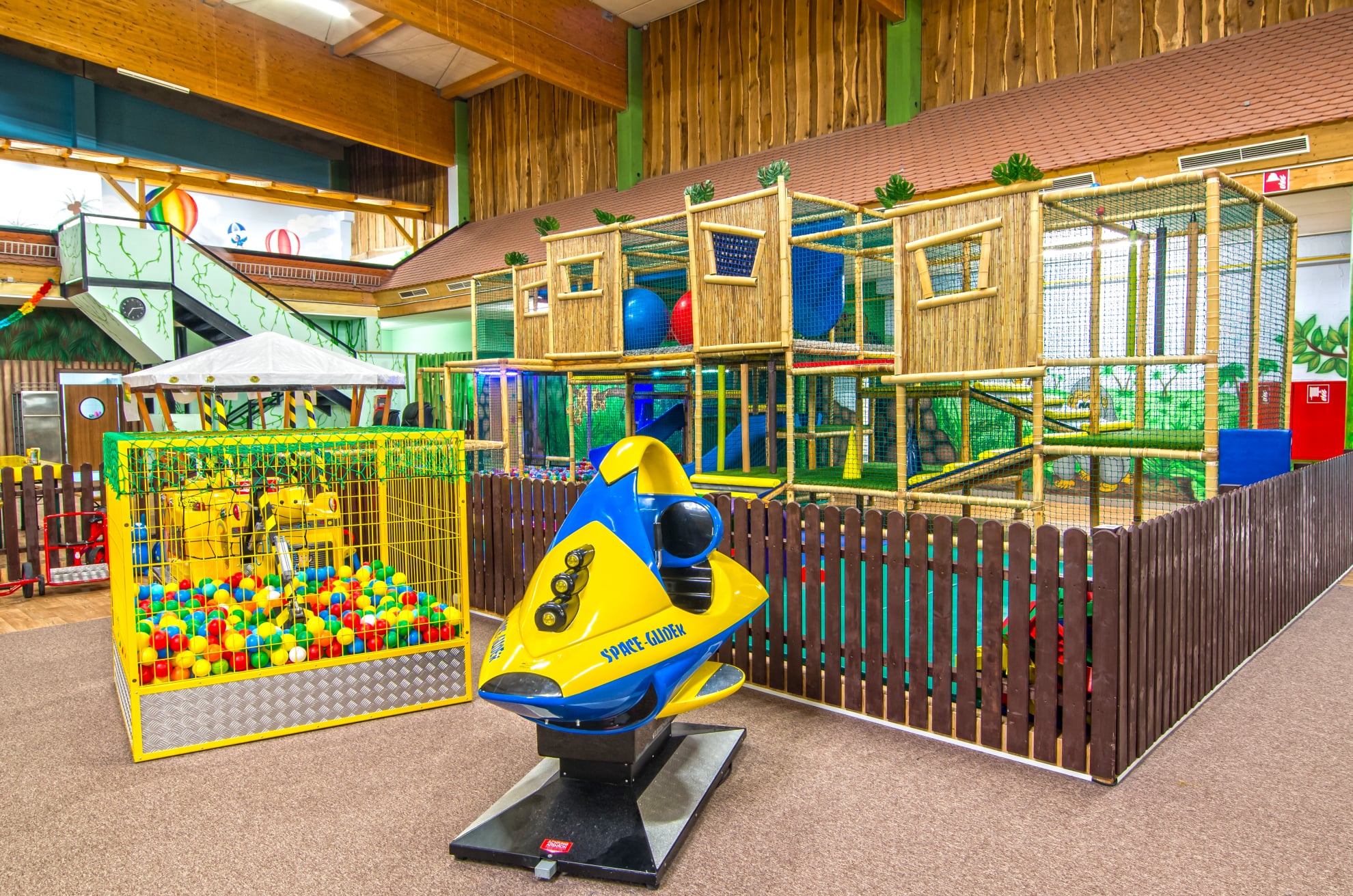 Blick auf den Spielbereich mit Attraktionen