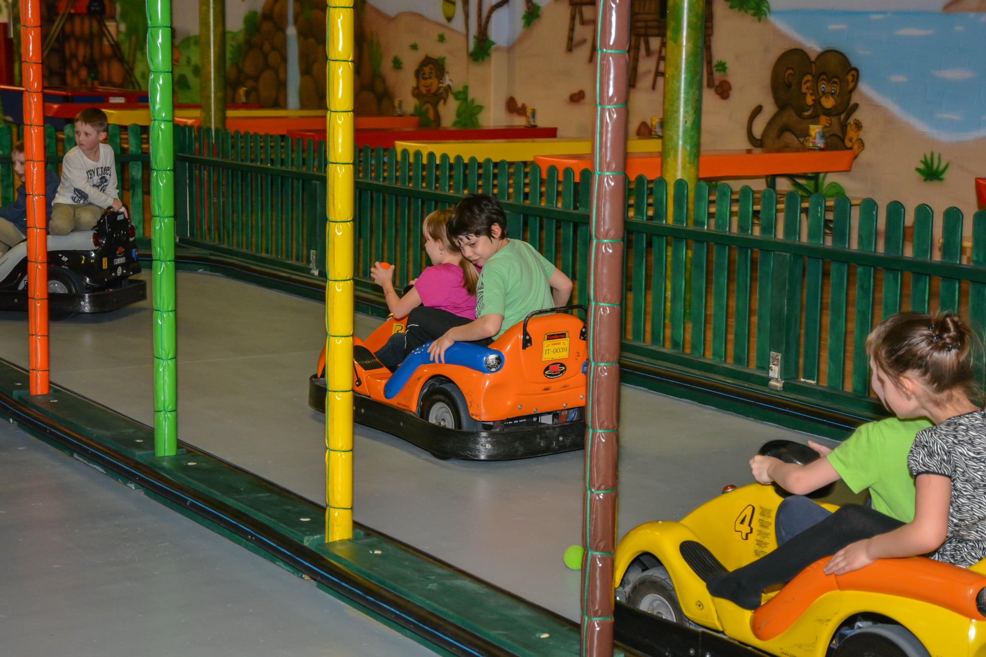 Kinder fahren Go Karts