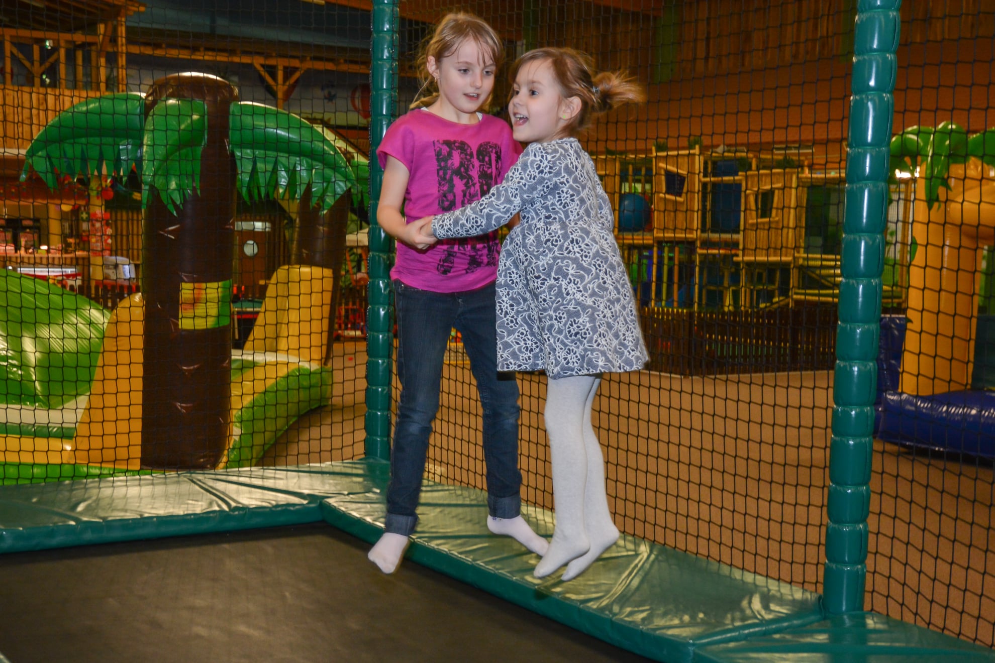 2 Mädchen auf einem Trampolin