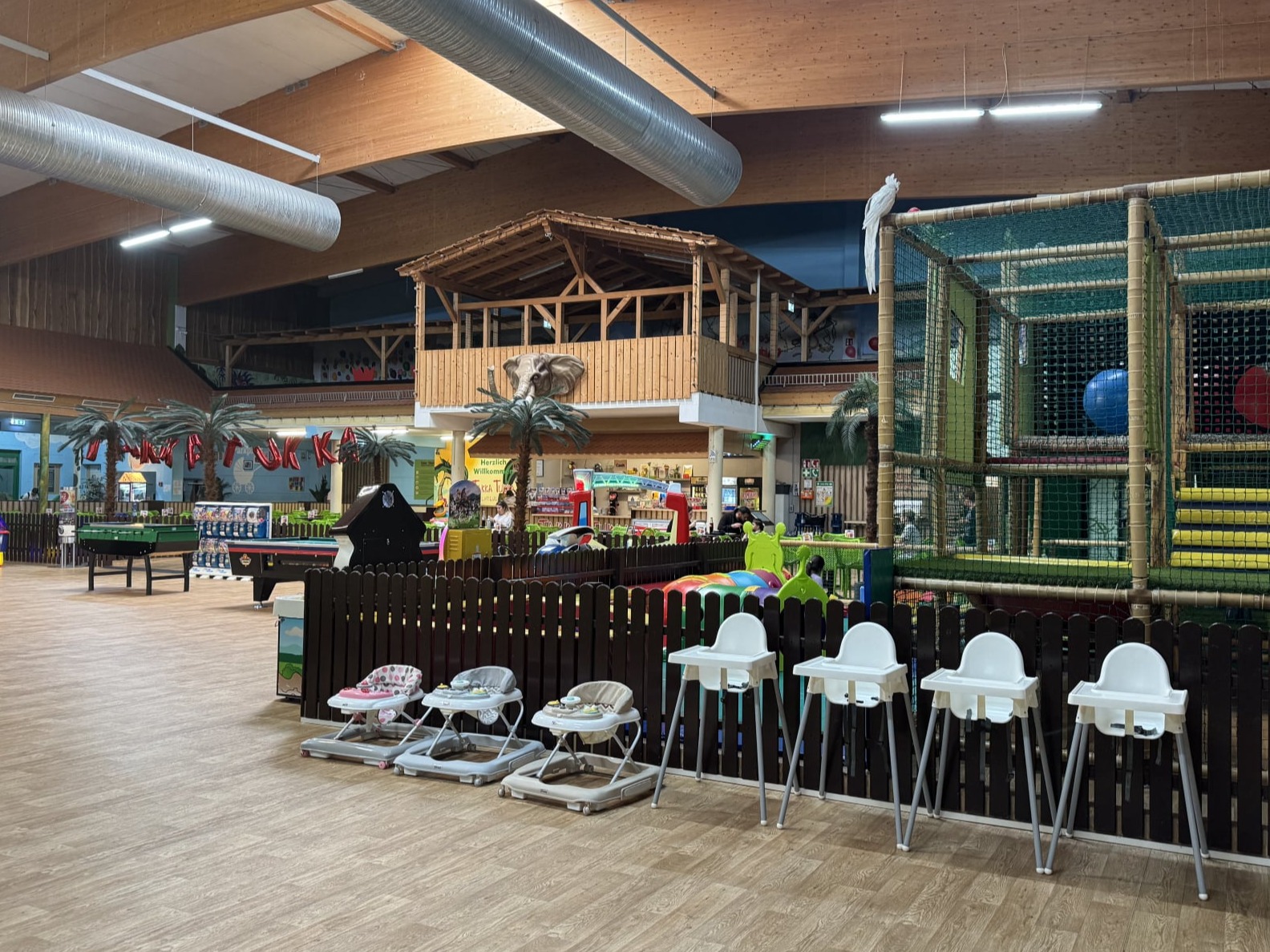 Blick auf den Spielbereich und Attraktionen