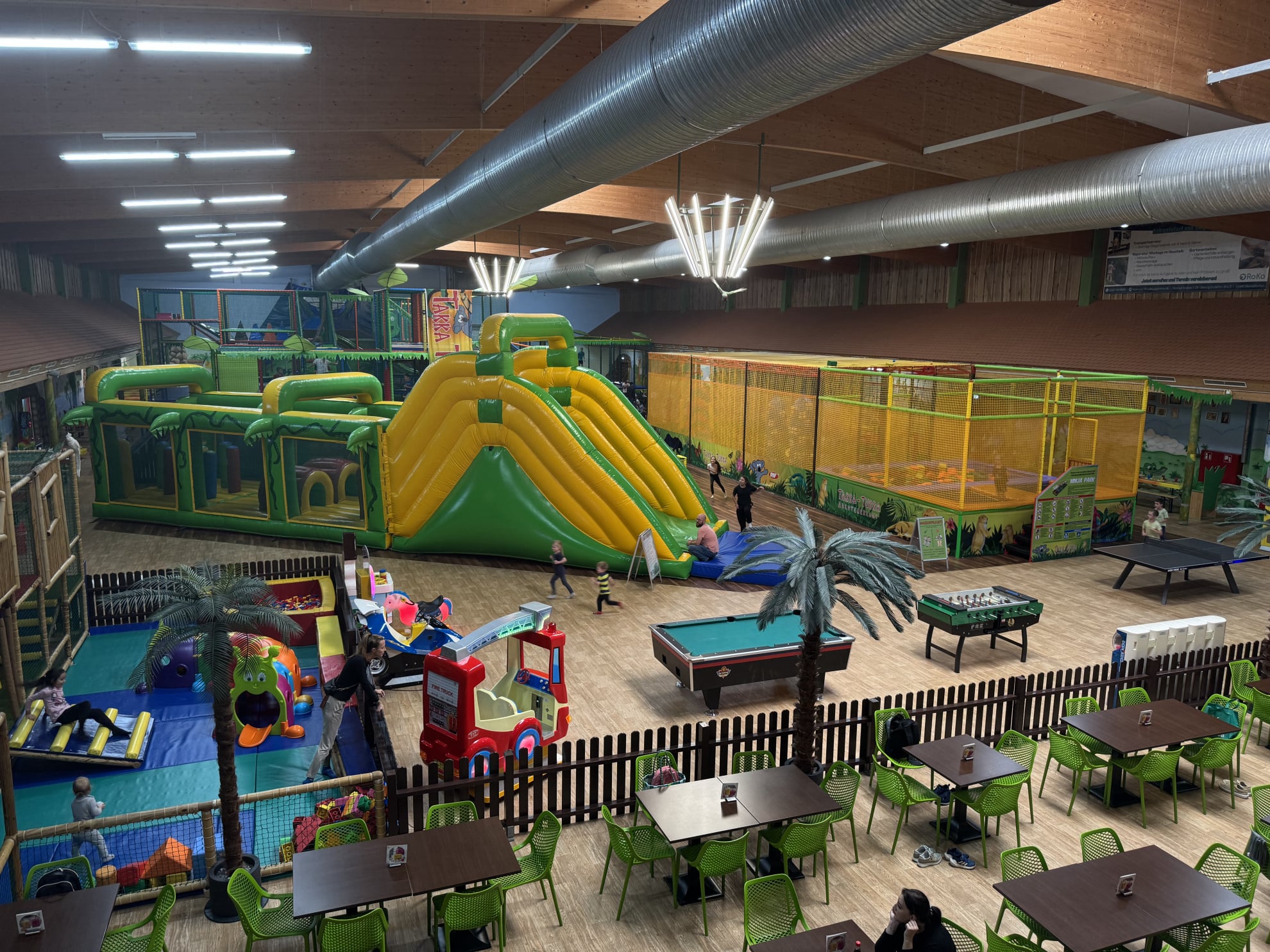 Blick auf Spielgeräte und Attraktionen 