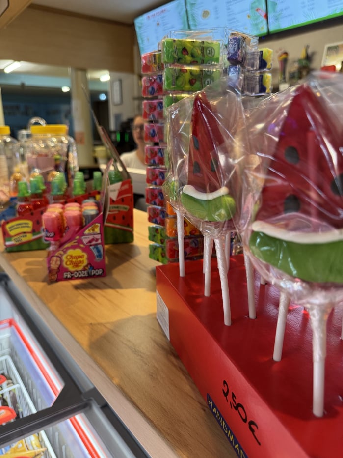 Süsses und Getränke an der Theke